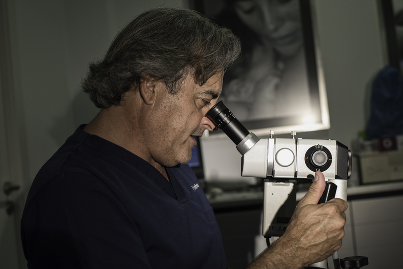 Dr. Quesada, ginecologo especializado en la prevenciones, diagnostico y tratamiento del cancer ginecologico. Ginefem Tenerife